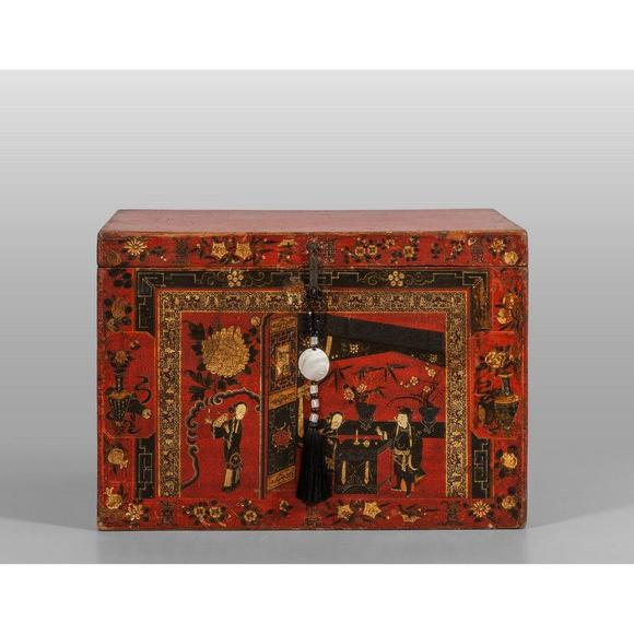Aste Boetto SRLBaule in legno laccato a fondo rosso con scene di 