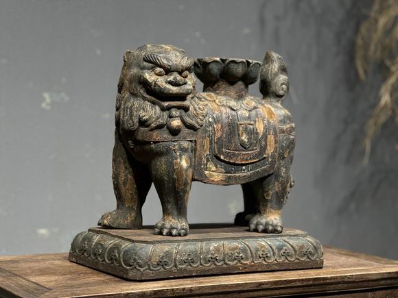 吉本株式會(huì)社明以前 楠木獅子案頭