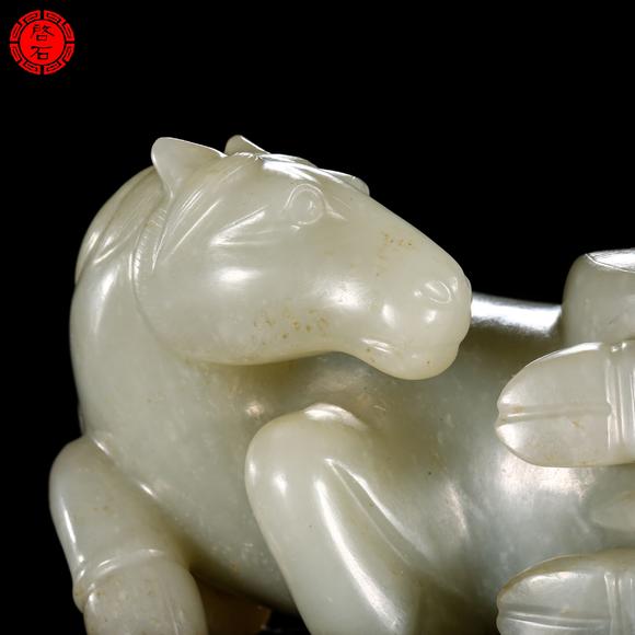 北京啟石清 圓雕玉馬擺件（帶木座）