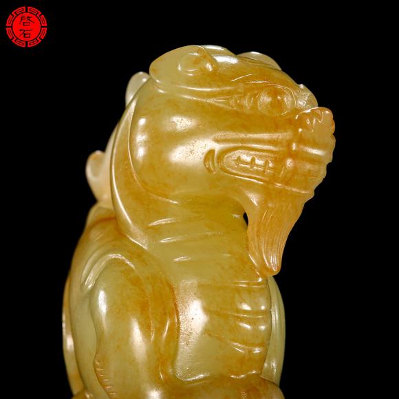 北京啟石清 圓雕黃玉瑞獸（帶木座）