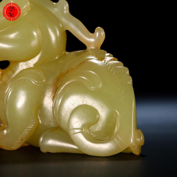 北京啟石清 圓雕黃玉瑞獸（帶木座）