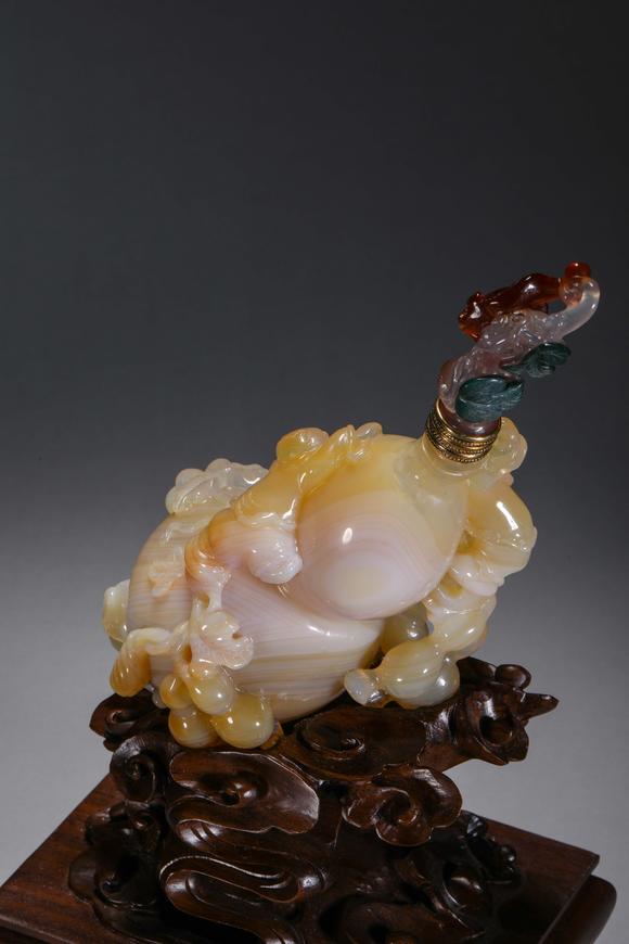 吉本株式會社清代，瑪瑙花卉鼻煙壺