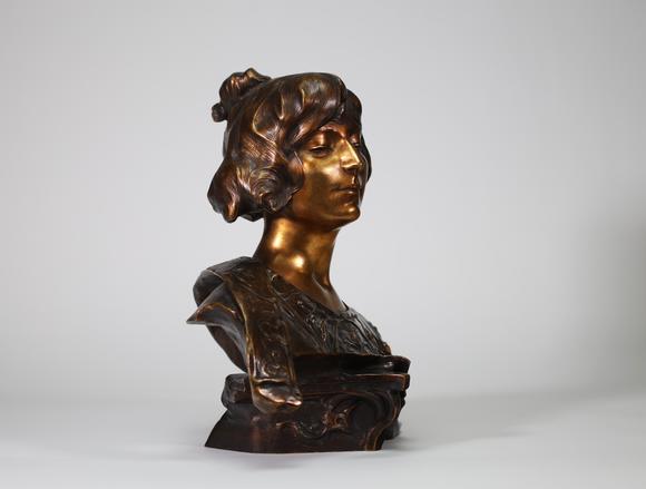 Goldfield Auction sarlsPaul Fran?ois BERTHOUD (1870-1939), buste de jeune femme en bronze à patine dorée et brune, de style Art nouveau, le visage aux traits doux surmontant