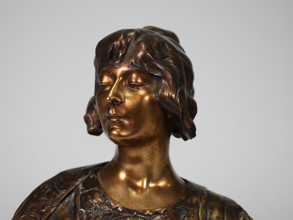 Goldfield Auction sarlsPaul Fran?ois BERTHOUD (1870-1939), buste de jeune femme en bronze à patine dorée et brune, de style Art nouveau, le visage aux traits doux surmontant