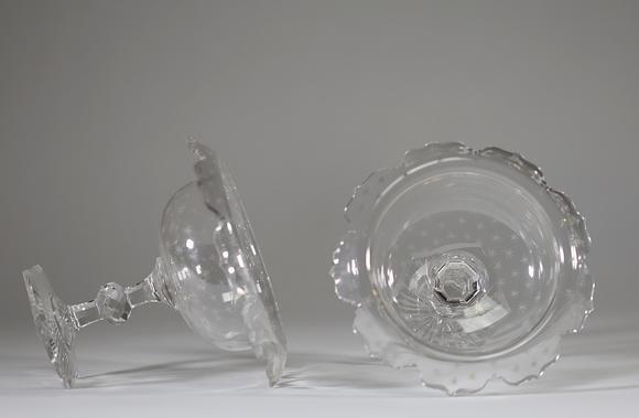 Goldfield Auction sarlsPaire de drageoirs en cristal taillé et gravé, reposant sur un piédouche à pans coupés, la coupe à bord contourné ornée d’un décor d’étoiles gravées