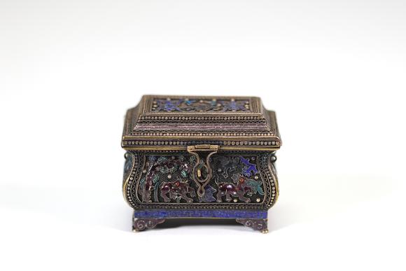 Goldfield Auction sarlsBo?te à grillons de forme rectangulaire légèrement galbée en argent travaillé en filigrane, ornée d’un riche décor d’émaux polychromes, Chine, XIXe