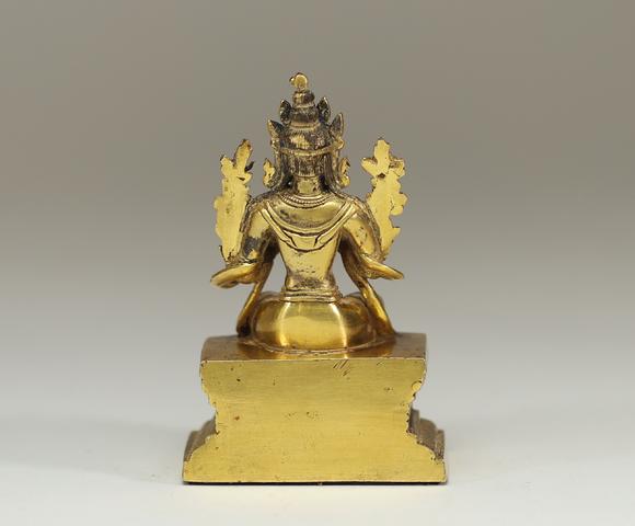 Goldfield Auction sarlsTravail sino-tibétain, XVIIe siècle sculpture en bronze doré représentant une divinité bouddhique assise en vajrāsana sur un socle lotiforme, les main