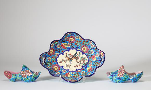 Goldfield Auction sarlsémaux de Longwy, ensemble comprenant un plat polylobé à prises latérales et deux sabots décoratifs en fa?ence émaillée à décor floral polychrome et ré