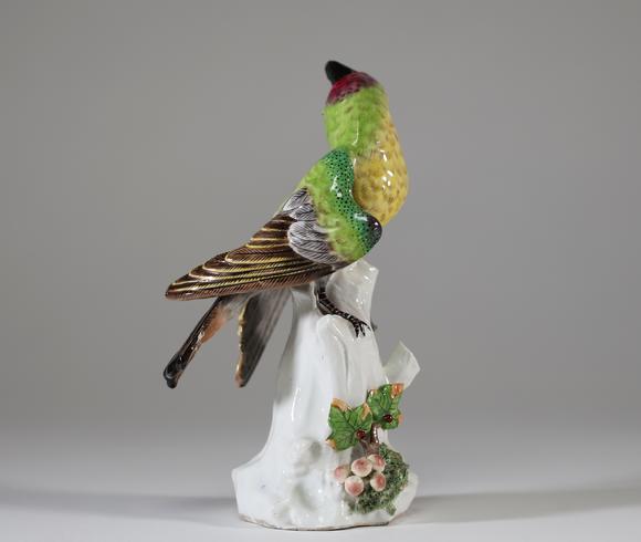 Goldfield Auction sarlsSujet en porcelaine allemande représentant un oiseau perché sur un tronc fleuri, le plumage finement polychromé et rehaussé d’or, reposant sur une ba