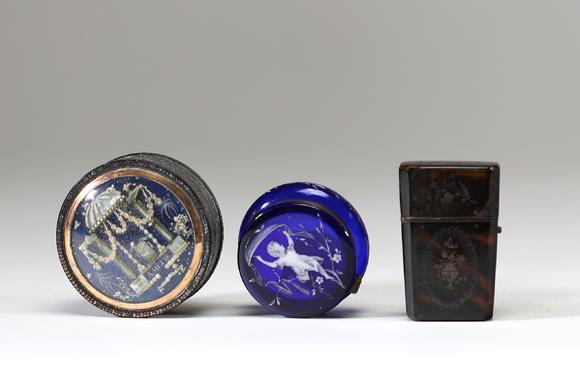 Goldfield Auction sarlsLot de trois bo?tes des XVIIIe et XIXe siècles comprenant une bo?te ronde à décor de vernis et miniature sous verre représentant un pavillon, une peti