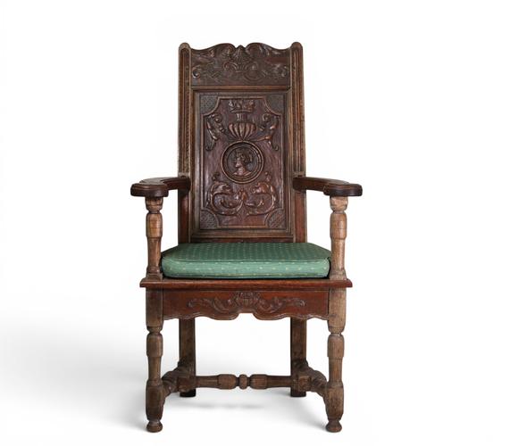 Goldfield Auction sarlsFauteuil de style Renaissance en chêne sculpté, probablement travail liégeois du XVIIIe siècle, à haut dossier rectangulaire richement mouluré et scul