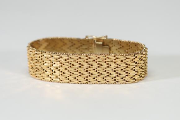 Goldfield Auction sarlsBracelet manchette en or jaune à décor ajouré et articulé, composé de multiples rangs de maillons géométriques finement travaillés, fermoir intégré. T
