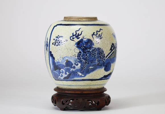 Goldfield Auction sarlsChine, potiche en porcelaine bleu et blanc à décor de qilin, dragons stylisés et objets précieux, marque en double cercle, montée sur socle en bois aj