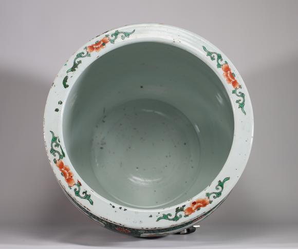 Goldfield Auction sarlsChine, très grand cache-pot dit ? aquarium ? en porcelaine de la famille verte, de forme légèrement évasée, décoré en émaux polychromes de scènes de p