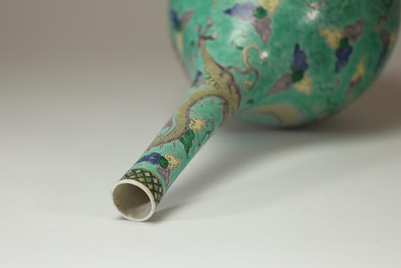 Goldfield Auction sarlsChine, important vase bouteille en porcelaine de la famille verte à fond turquoise, à décor de dragons évoluant parmi des nuées stylisées et motifs de