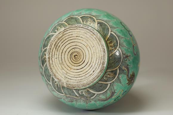 Goldfield Auction sarlsChine, important vase bouteille en porcelaine de la famille verte à fond turquoise, à décor de dragons évoluant parmi des nuées stylisées et motifs de