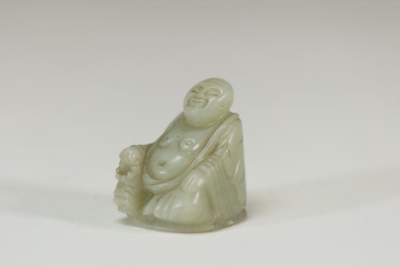Goldfield Auction sarlsA white jade figure of a seated Budai, Qing dynasty
Etat : bon
Hauteur : 4,8 cm 
Largeur : 4 cm
Poids : 108,9 grs