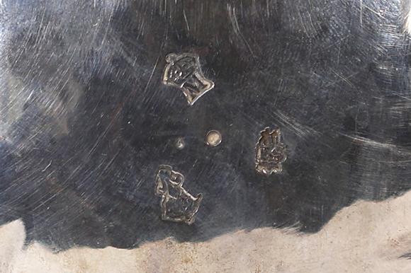 Goldfield Auction sarlsGrande chocolatière en argent massif reposant sur trois pieds cambrés, à décor de c?tes torses et appliques rocaille, bec verseur feuillagé, couvercle