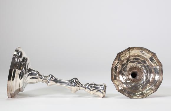 Goldfield Auction sarlsPaire de bougeoirs en argent massif reposant sur une base mouvementée, le f?t à décor torsadé, travail liégeois d’époque Louis XV (XVIIIe siècle)
Et
