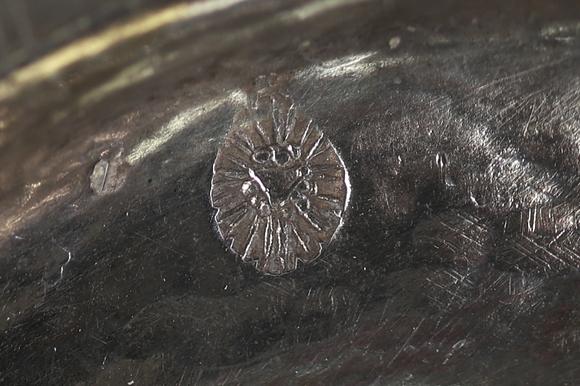 Goldfield Auction sarlsPaire de bougeoirs en argent massif reposant sur une base mouvementée, le f?t à décor torsadé, travail liégeois d’époque Louis XV (XVIIIe siècle)
Et