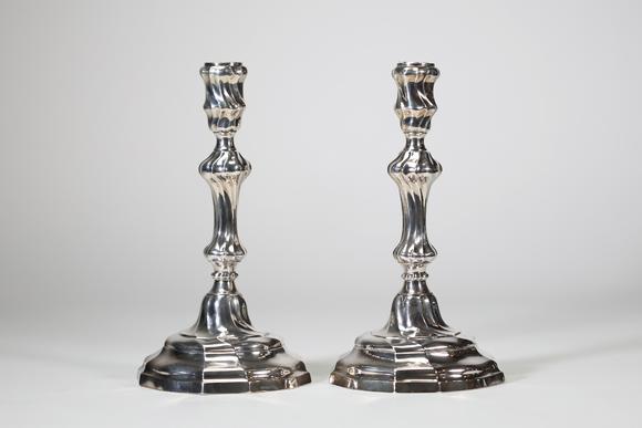 Goldfield Auction sarlsPaire de bougeoirs en argent massif reposant sur une base mouvementée, le f?t à décor torsadé, travail liégeois d’époque Louis XV (XVIIIe siècle)
Et