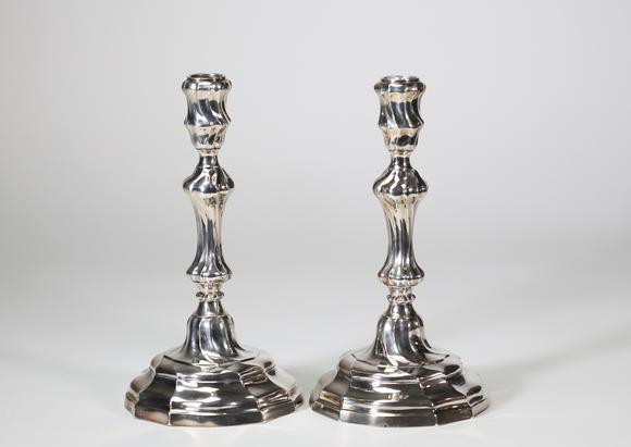 Goldfield Auction sarlsPaire de bougeoirs en argent massif reposant sur une base mouvementée, le f?t à décor torsadé, travail liégeois d’époque Louis XV (XVIIIe siècle)
Et