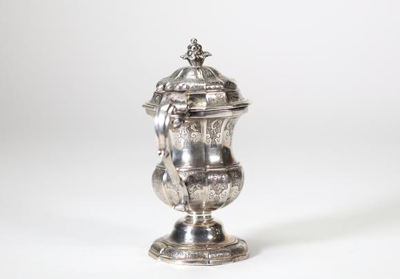 Goldfield Auction sarlsMoutardier en argent massif de forme balustre reposant sur un piédouche mouluré. Le corps est finement gravé de motifs rocaille et d’ornements stylis