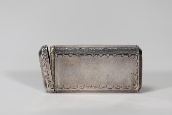 Goldfield Auction sarlsVinaigrette de forme rectangulaire à pans coupés, en argent massif, l’intérieur en vermeil, finement gravée sur l’ensemble de sa surface d’un décor