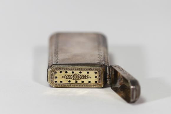 Goldfield Auction sarlsVinaigrette de forme rectangulaire à pans coupés, en argent massif, l’intérieur en vermeil, finement gravée sur l’ensemble de sa surface d’un décor