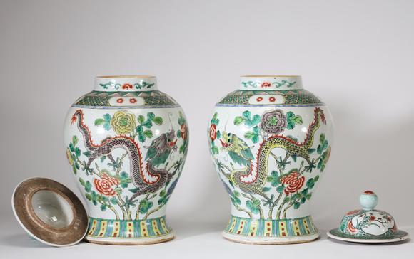 Goldfield Auction sarlsChine, paire de potiches couvertes en porcelaine de la famille verte, à décor polychrome de dragons évoluant parmi des pivoines et rinceaux feuillagés