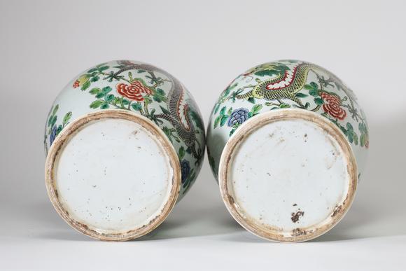 Goldfield Auction sarlsChine, paire de potiches couvertes en porcelaine de la famille verte, à décor polychrome de dragons évoluant parmi des pivoines et rinceaux feuillagés