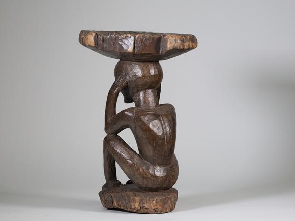 Goldfield Auction sarlsTABOURET CHOKWE, Angola, bois sculpté à patine brun foncé, représentant un personnage accroupi supportant l’assise
Etat : accident
Hauteur : 41 cm
