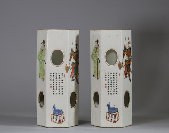 Goldfield Auction sarlsCHINE – XIXe SIèCLE Paire de vases porte-chapeaux en porcelaine de la famille rose de forme polygonale, décorés en émaux polychromes de personnages i