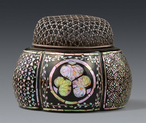Kunsthaus Lempertz KGA mother-of-pearl inlaid black lacquer incense burner. Edo period (1603 - 1868)