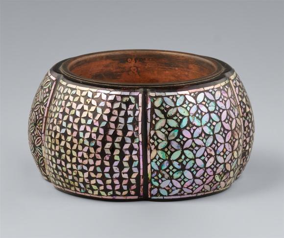 Kunsthaus Lempertz KGA mother-of-pearl inlaid black lacquer incense burner. Edo period (1603 - 1868)