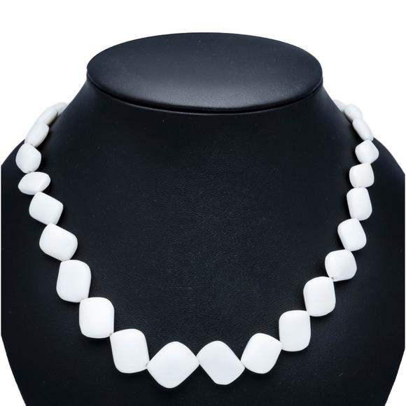 Historia AuktionshausCacholong-Opal Necklace with lobste
