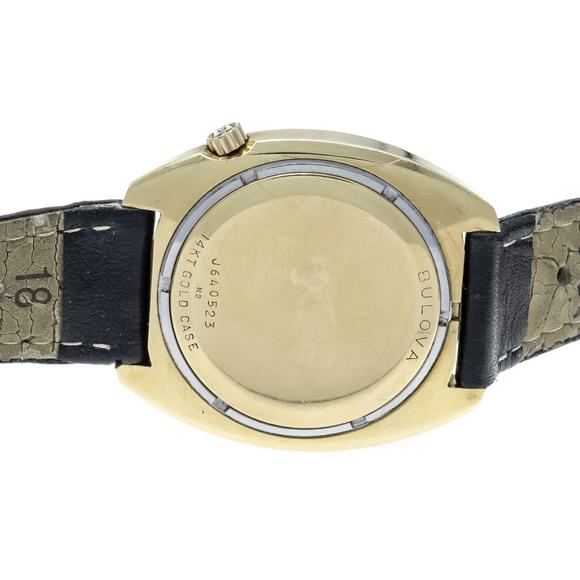 Historia AuktionshausBulova Accuquartz, 585/000GG, selte
