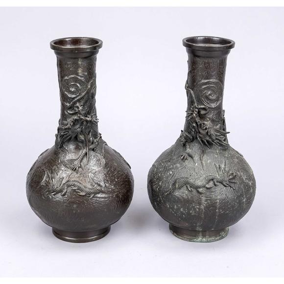 Historia AuktionshausPair of dragon vases, China or Japa