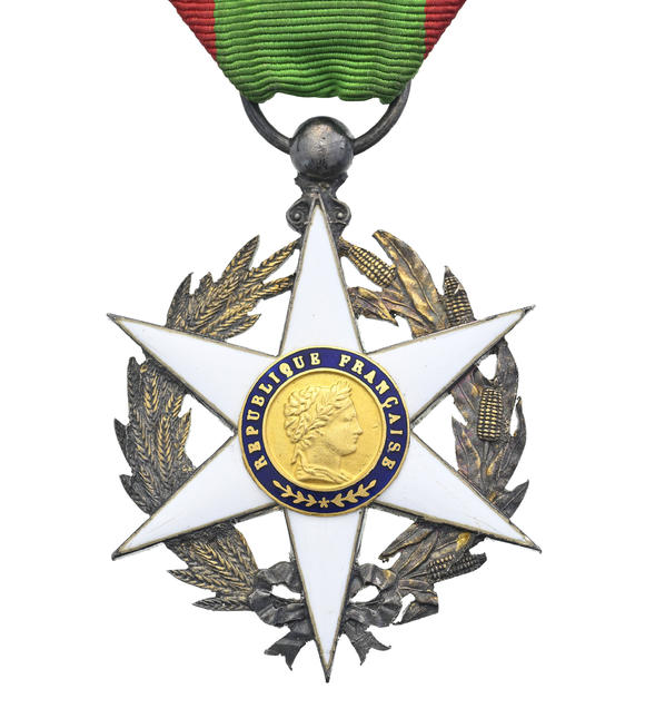 Piguet - H?tel des VentesFrance, lot de 2 décorations : Médaille coloniale et Ordre du Mérite Agricole