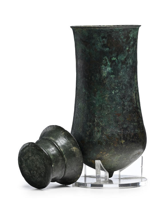 Piguet - H?tel des VentesSitule/haut gobelet à ombilic et petit ravier évasé, bronze, Luristan, fin IIe - début Ier millénaire av. J.-C., h. 14 et 3,7 cm