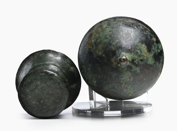 Piguet - H?tel des VentesSitule/haut gobelet à ombilic et petit ravier évasé, bronze, Luristan, fin IIe - début Ier millénaire av. J.-C., h. 14 et 3,7 cm