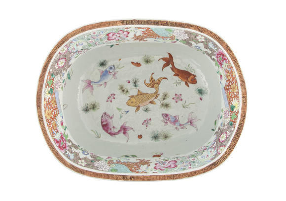 Piguet - H?tel des VentesJardinière ou vasque en porcelaine famille rose, Chine, dynastie Qing, décor de fleurs, l. 40,5 cm A famille rose porcelain plant holder or basin, China, Qing dynasty, 40.5 cm long, 21 cm high (small restorations) 