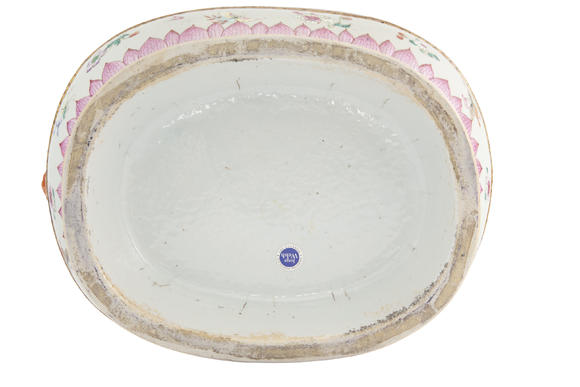 Piguet - H?tel des VentesJardinière ou vasque en porcelaine famille rose, Chine, dynastie Qing, décor de fleurs, l. 40,5 cm A famille rose porcelain plant holder or basin, China, Qing dynasty, 40.5 cm long, 21 cm high (small restorations) 