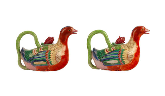 Piguet - H?tel des Ventes2 verseuses en porcelaine en forme de canard, Chine, dynastie Qing, l. 19,5 cm 2 duck-shaped porcelain ewers, China, Qing dynasty, 19.5 cm long