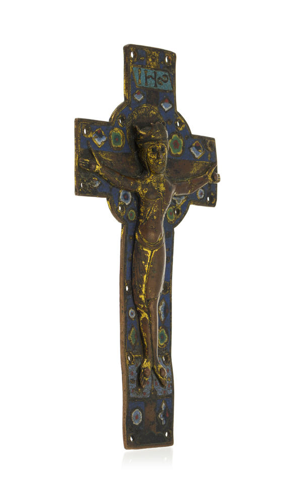 Piguet - H?tel des VentesPlaque en forme de croix France, Limoges, XIIIe s., en cuivre champlevé à décor émaillé et gravé, ornée d'un Christ en applique