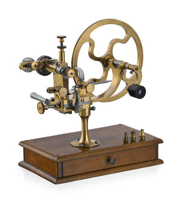 Piguet - H?tel des VentesTour d'horloger en laiton et acier, fabrication allemande pour la marché francophone, 1ère moitié XXe s.