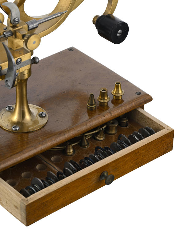 Piguet - H?tel des VentesTour d'horloger en laiton et acier, fabrication allemande pour la marché francophone, 1ère moitié XXe s.