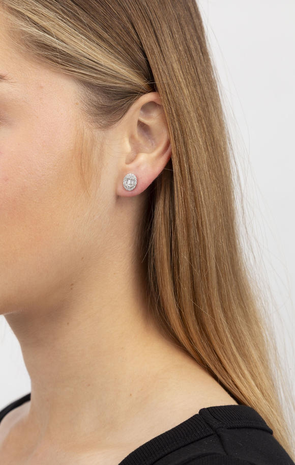 Piguet - H?tel des VentesPaire de clous d'oreilles  illusion  de forme ovale en or gris 750 sertis de diamants taille baguette et brillant, poussoirs en caoutchouc