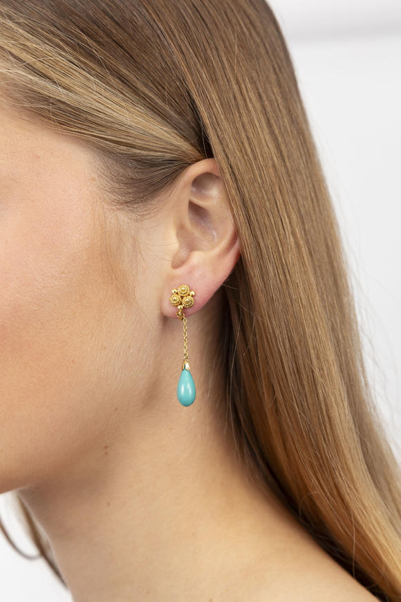 Piguet - H?tel des VentesPaire de pendants d'oreilles or 585 granulé et filigrané retenant des gouttes de turquoise