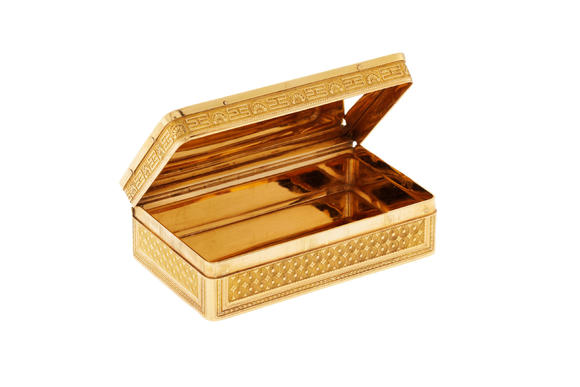 Piguet - H?tel des VentesTabatière en or 750 finement ciselé de motifs guillochés, de frises et de palmettes, le couvercle est garnit d’une mosa?que figurant lRectangular gold snuff box, finely chased with engine-turned friezes and palmette motifs, Paris, 1809–1819. 